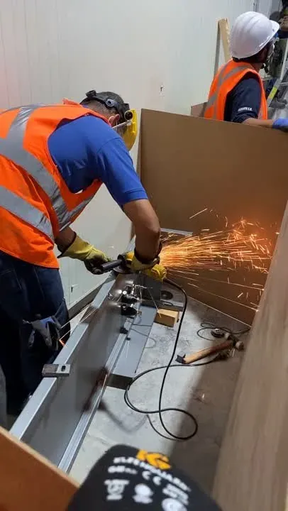 Técnico realizando corte metálico durante una adecuación industrial
