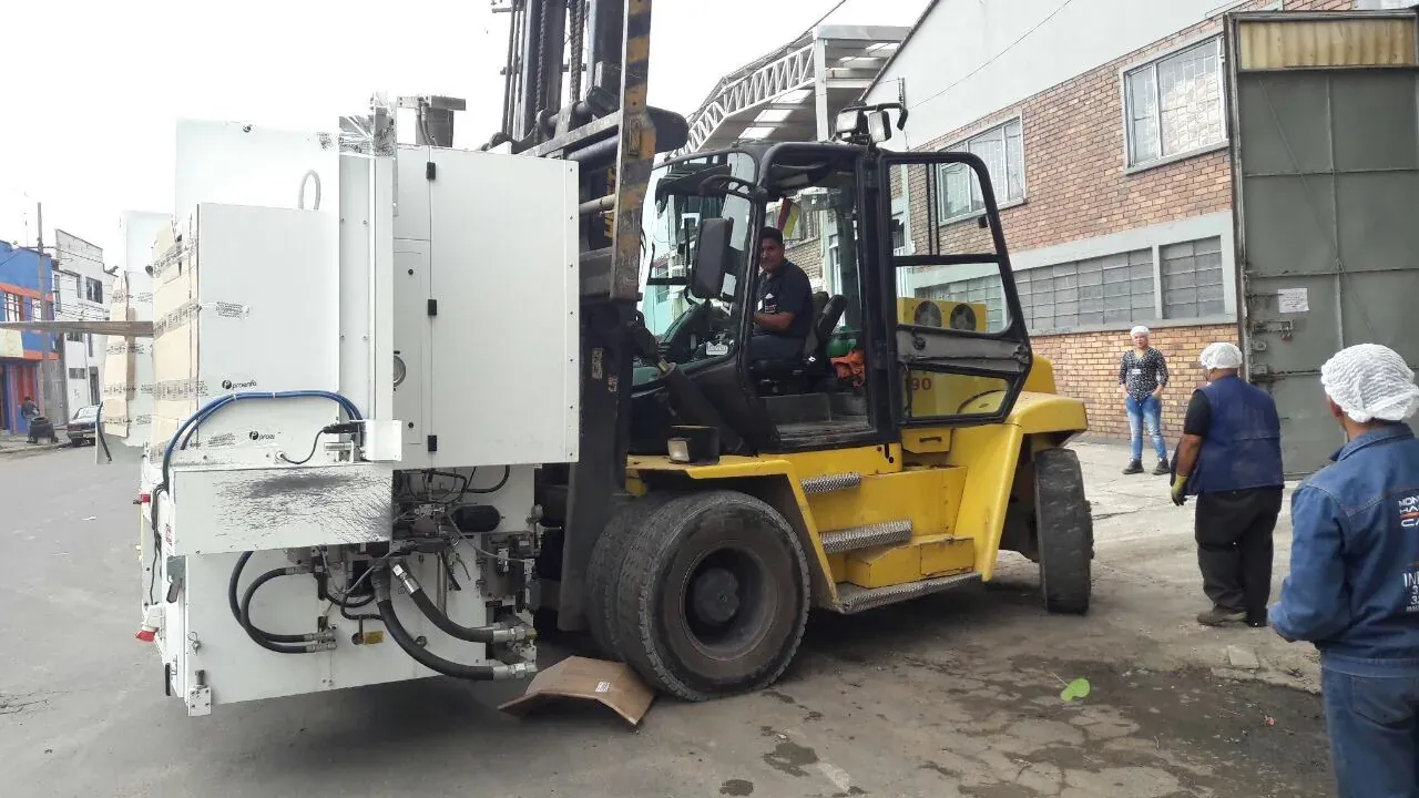 Cargue de equipo industrial con montacargas de alta capacidad