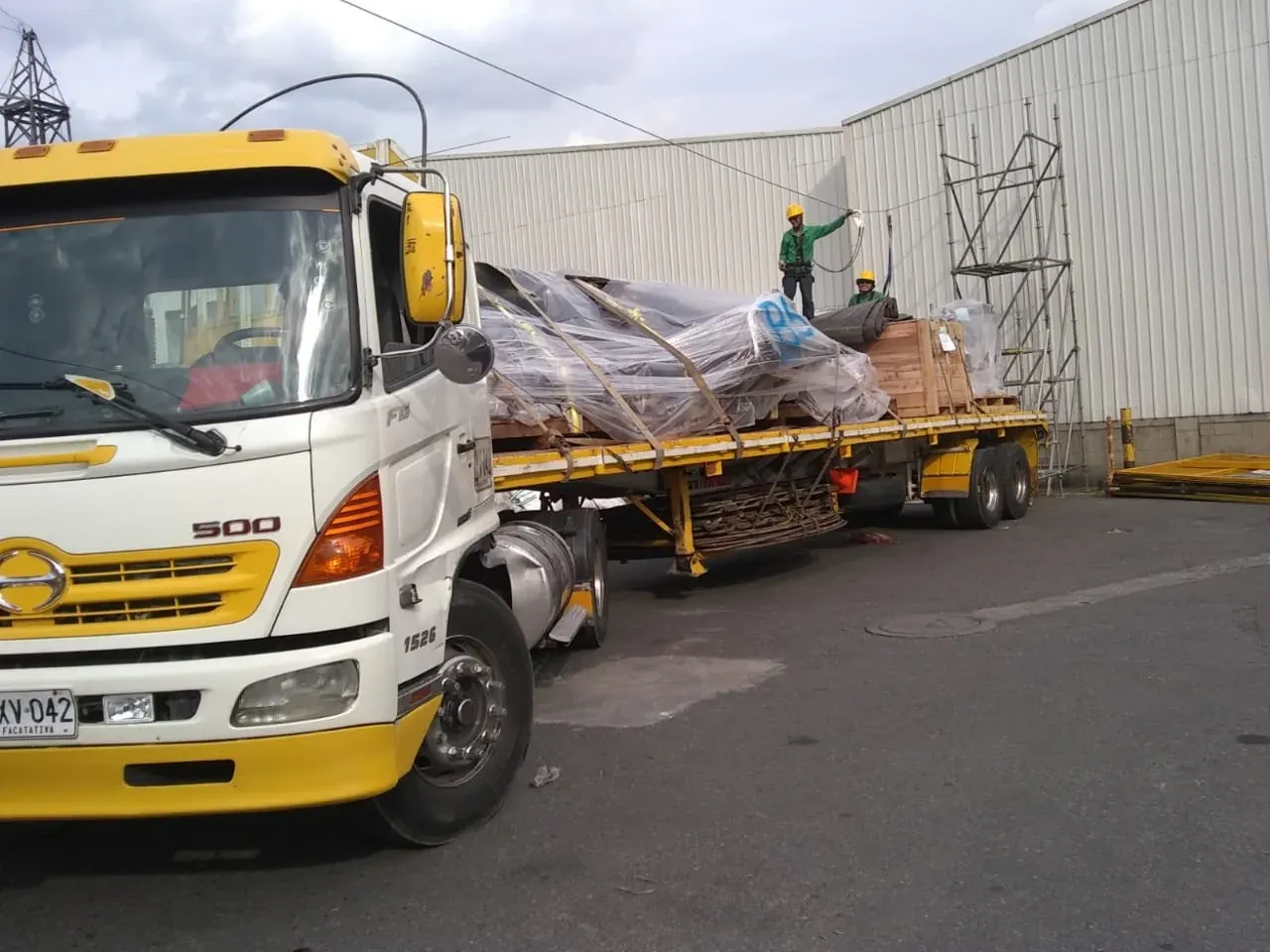 Cargue de equipos embalados en tractocamión de plataforma