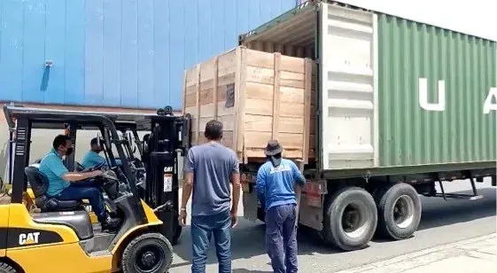 Cargue de guacal en contenedor con montacargas