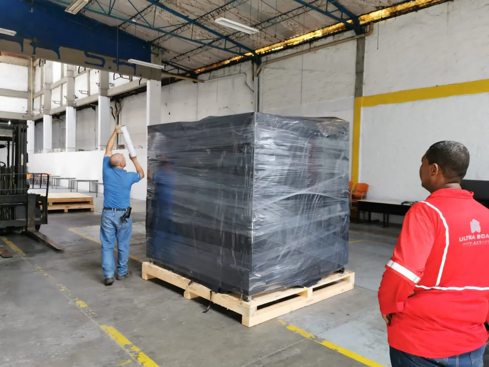 Máquina industrial con embalaje técnico sobre estiba de madera lista para despacho