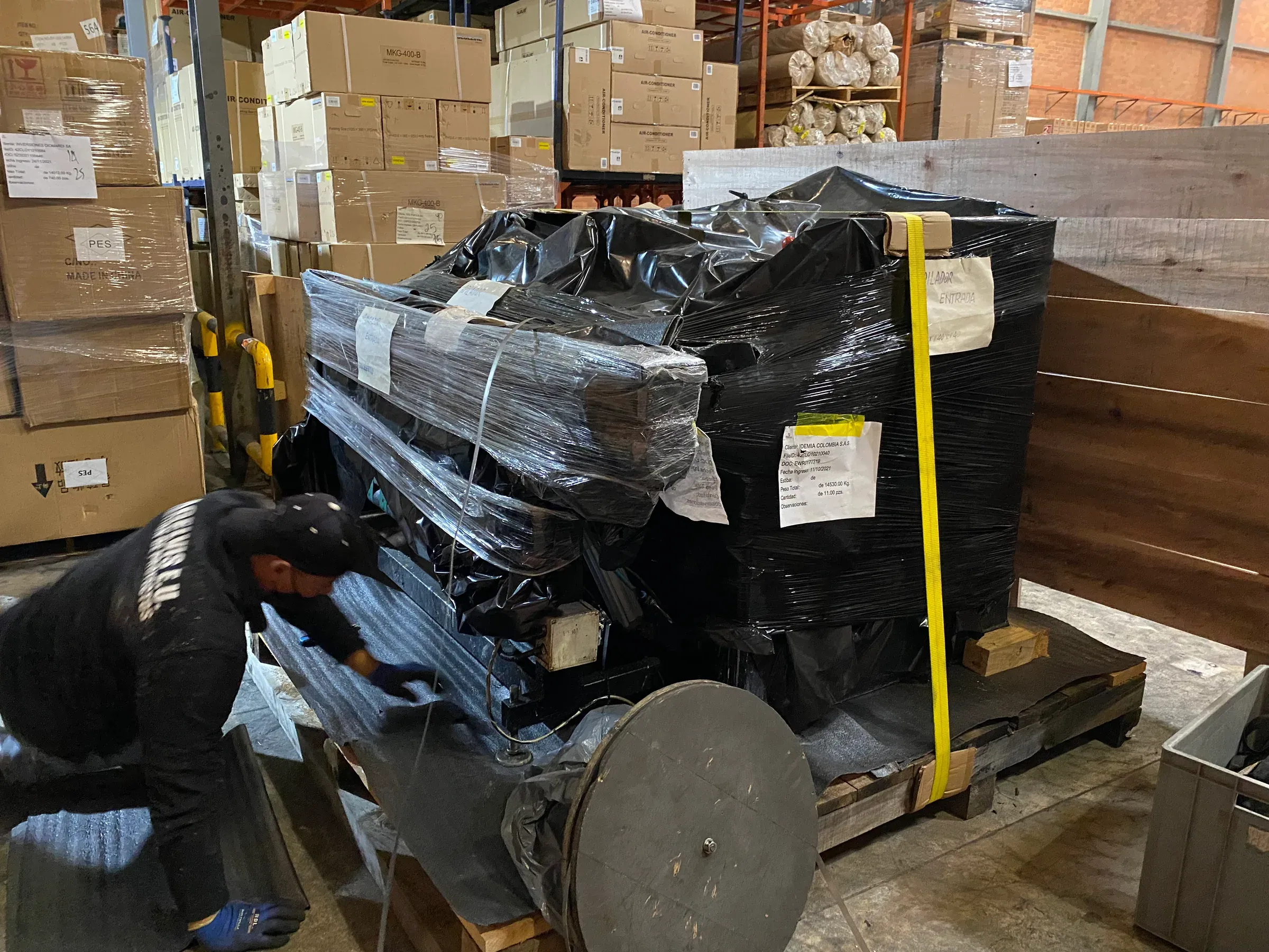 Equipo industrial embalado con film y asegurado con cinchas