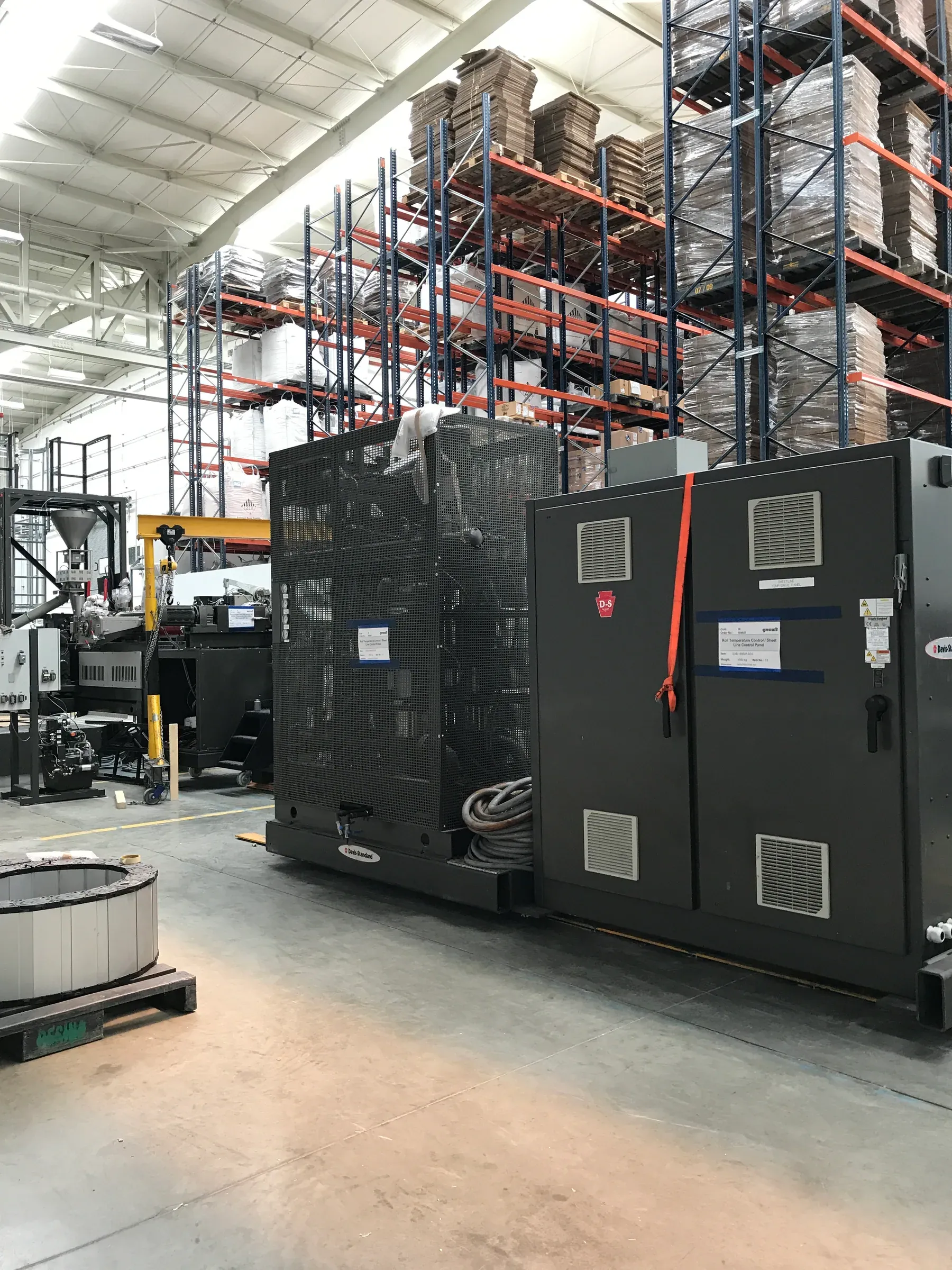 Tableros de control y equipos industriales posicionados en planta para su conexión