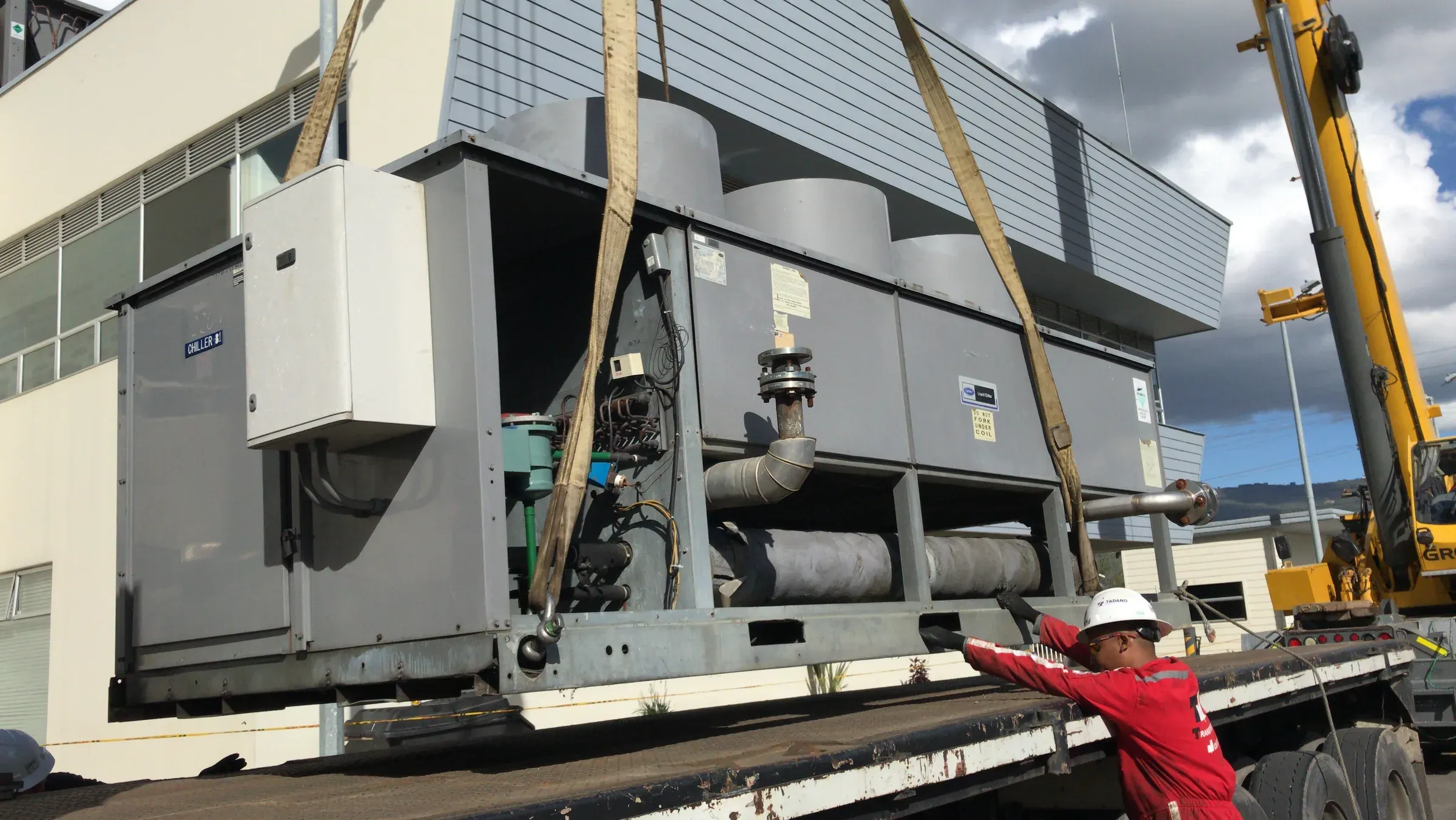 Izaje de chiller industrial con grúa