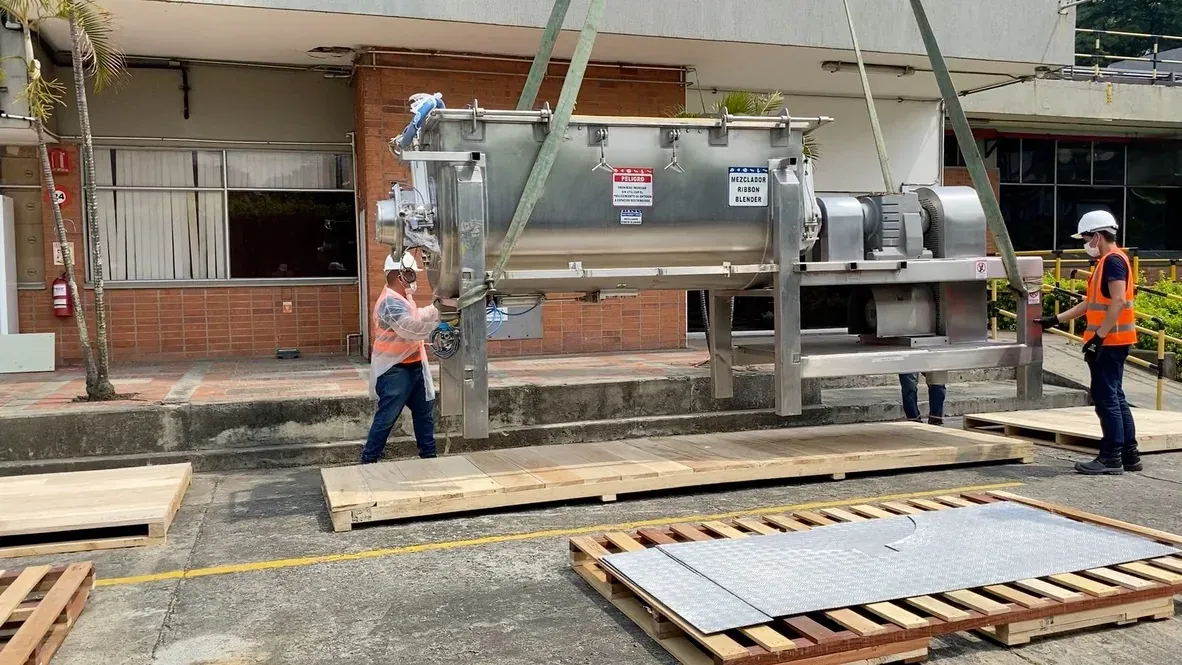 Izaje de mezclador de acero inoxidable en patio de planta