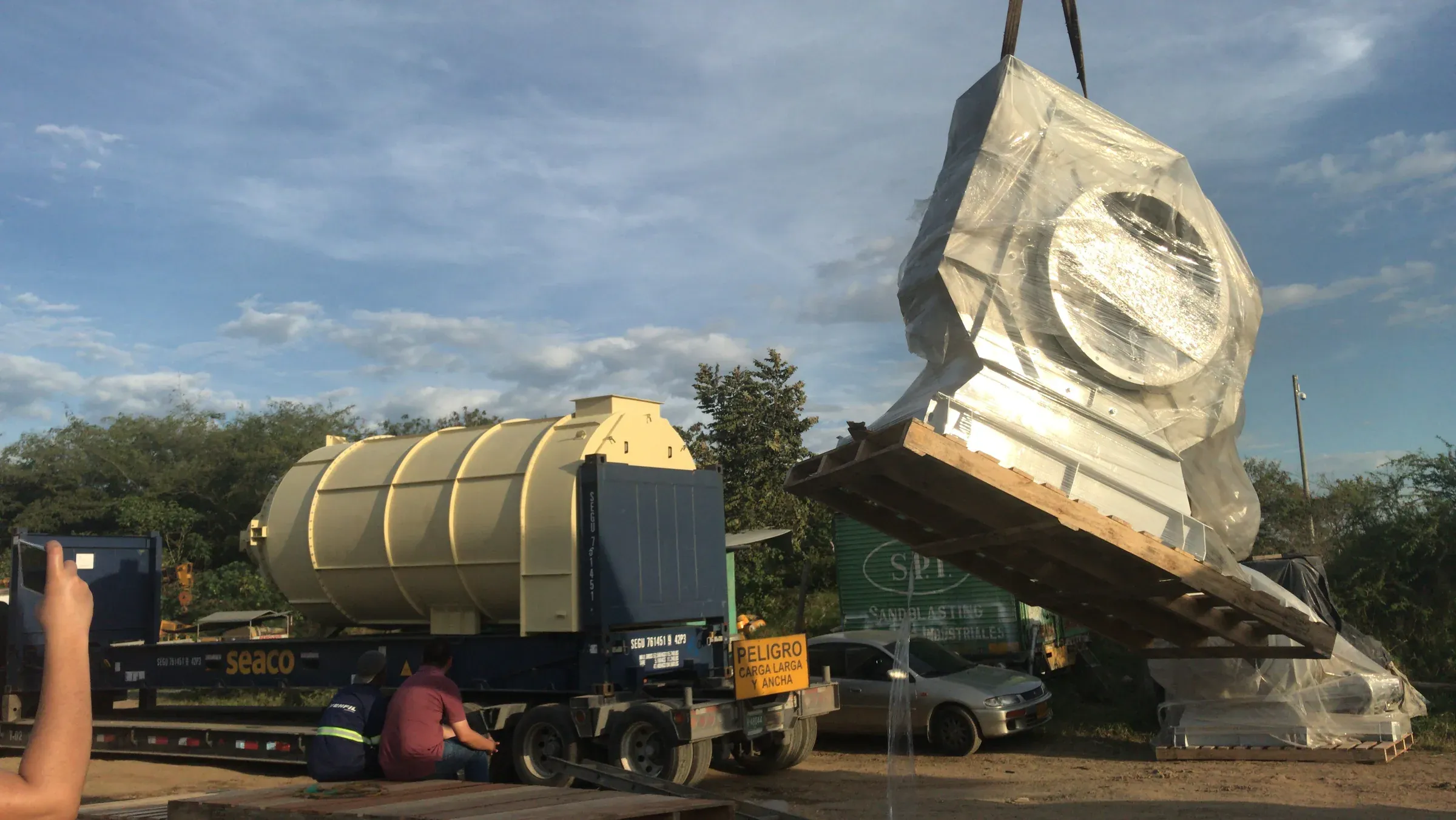 Izaje de tanque industrial con grúa telescópica ejecutado por AGELVIS EU