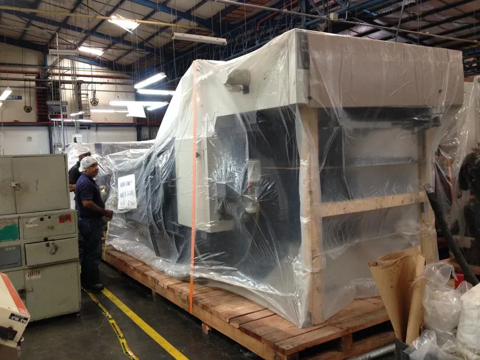 Máquina embalada lista para su traslado a la nueva planta