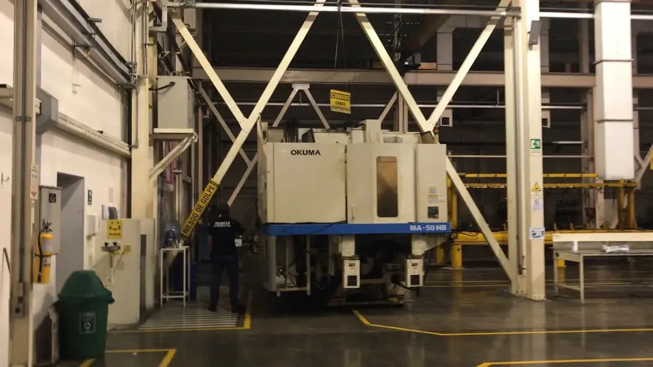 Posicionamiento de centro de mecanizado CNC con puente grúa