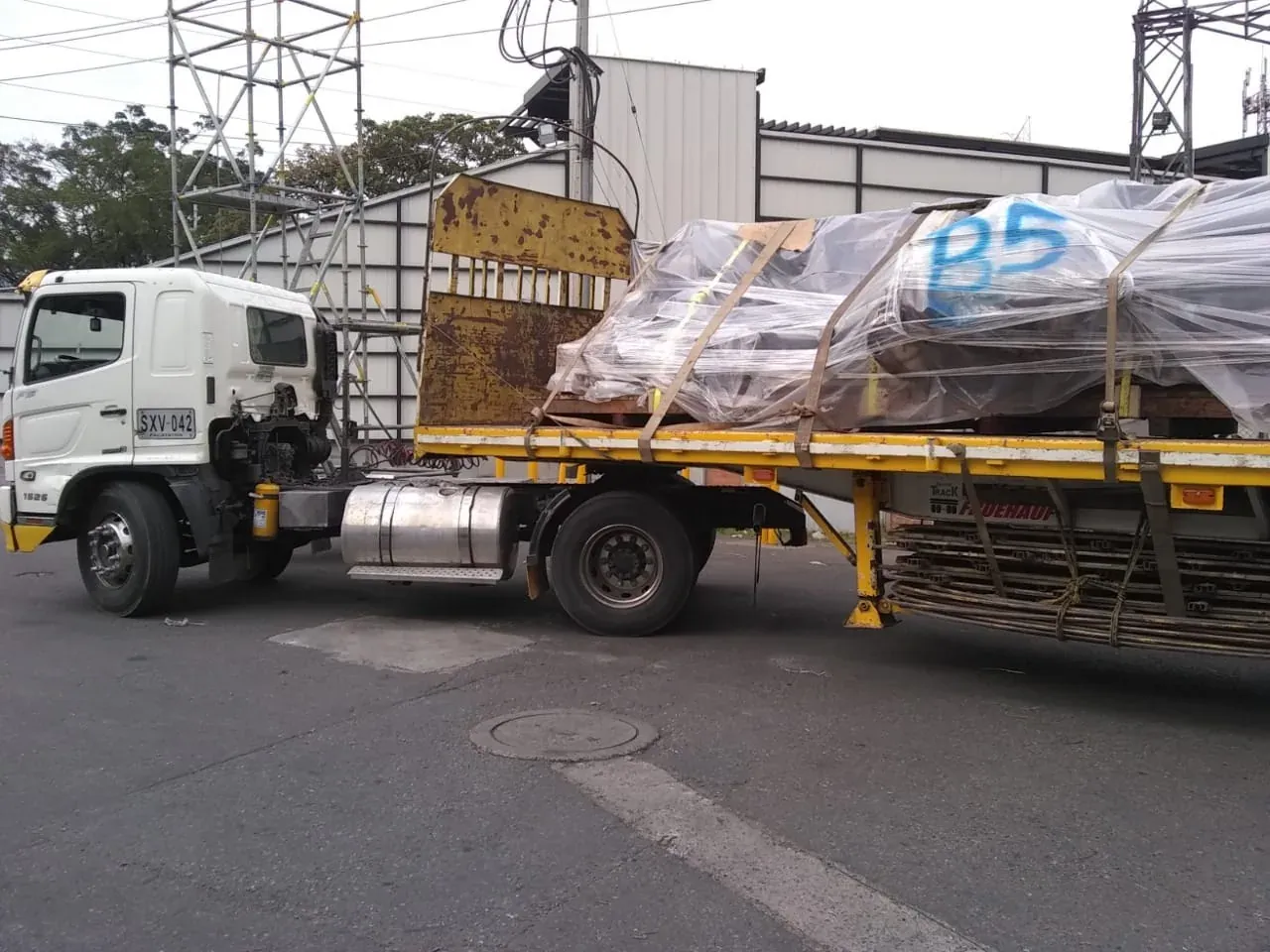 Máquina embalada en tractocamión rumbo a la nueva planta