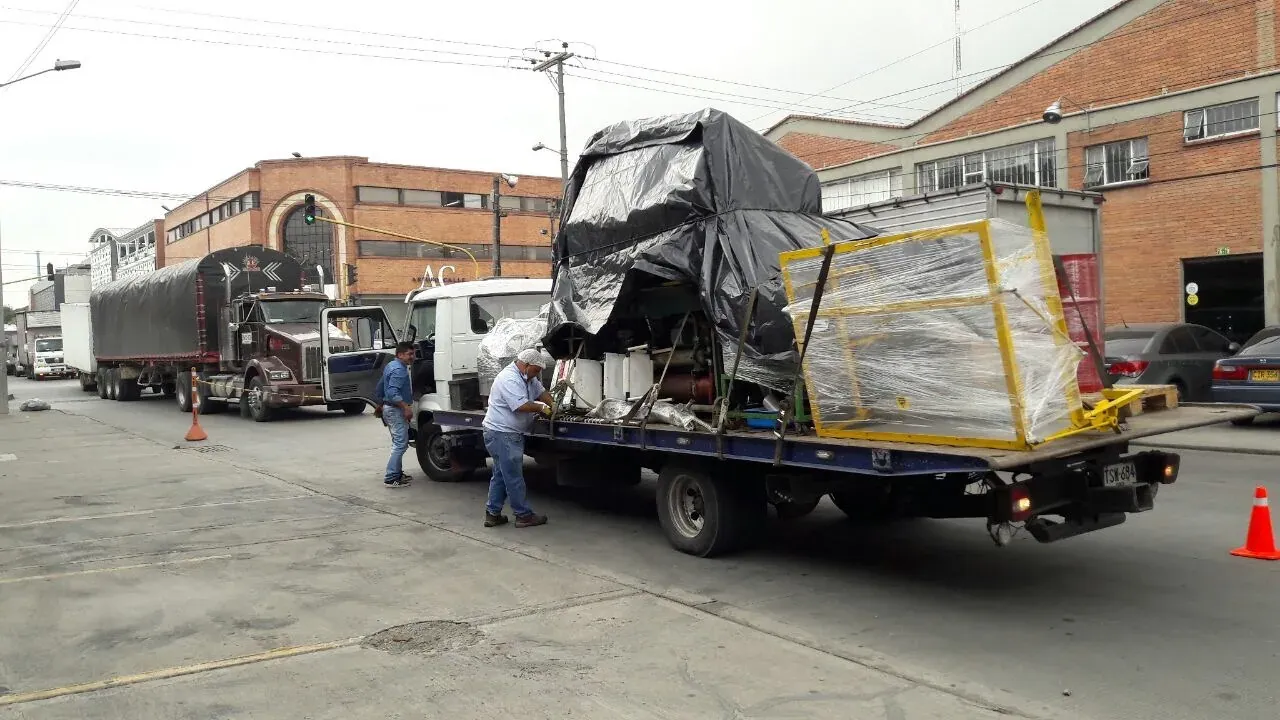 Traslado de maquinaria embalada en camión entre plantas industriales